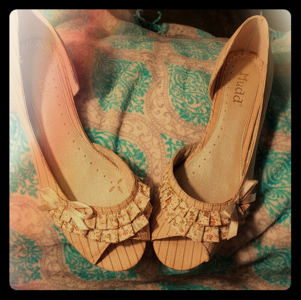 Adorable Mudd Low Wedges